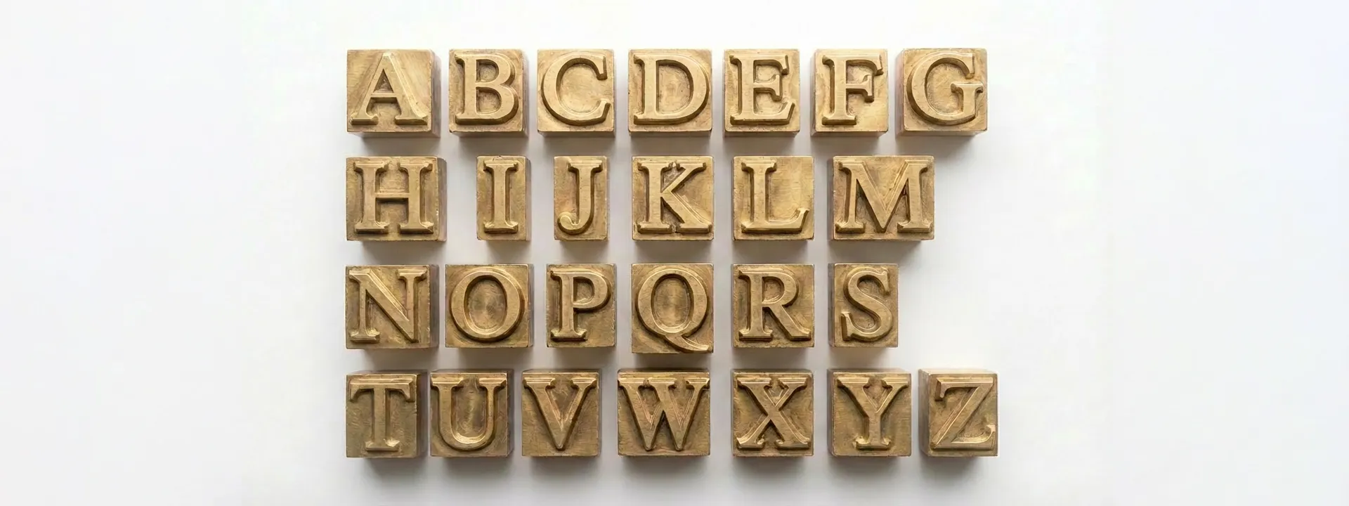 Abecedario de bronce con letras y números
