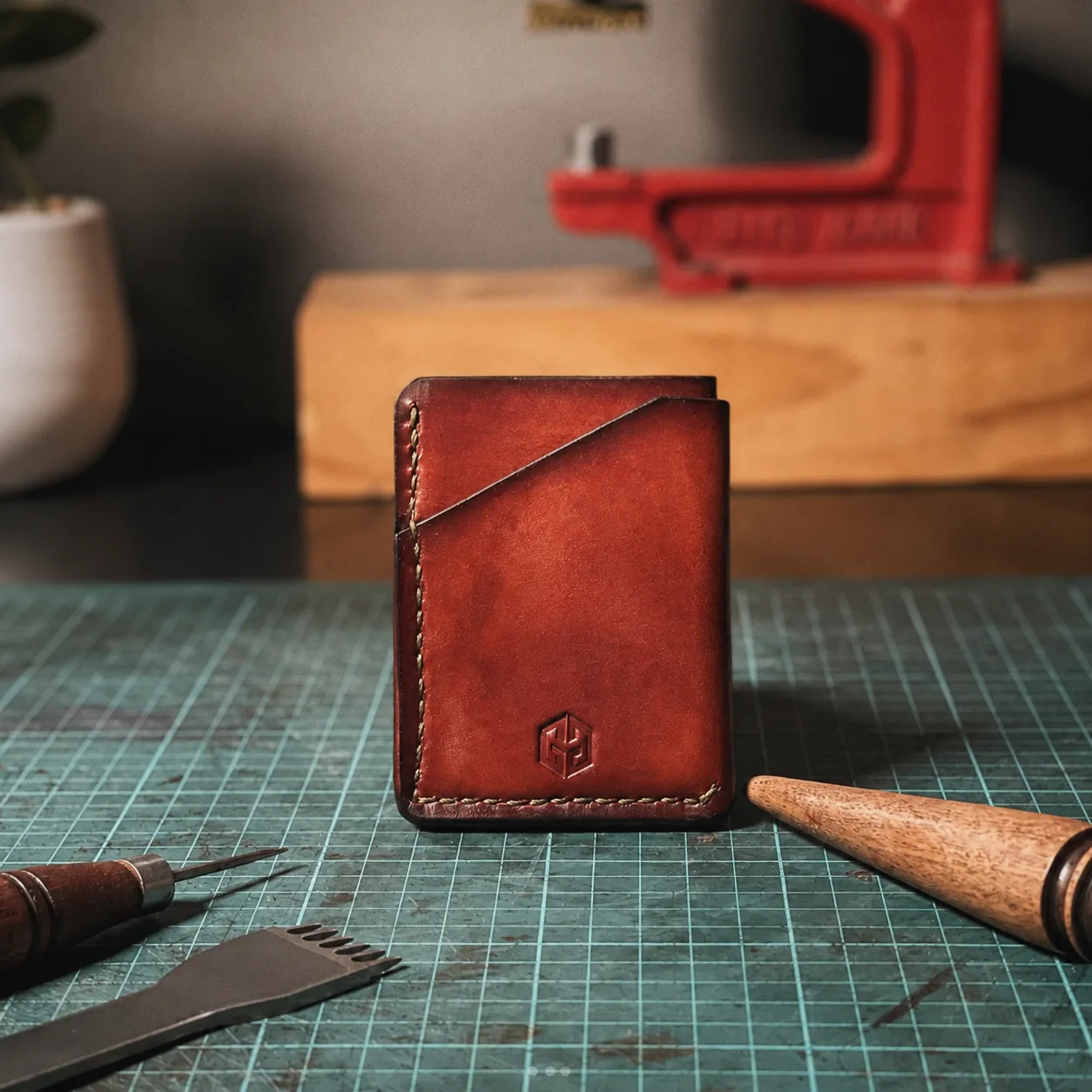 Billetera de cuero con marca aplicada en taller artesanal
