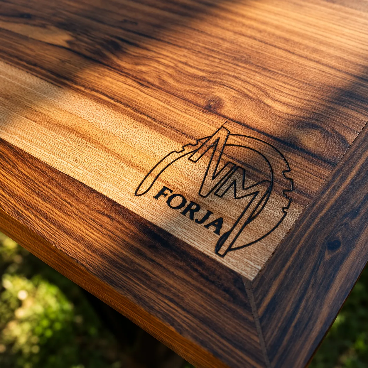 Carpintería profesional con marca en madera