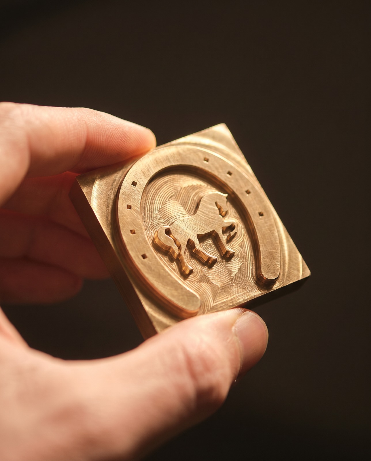 Sello de bronce personalizado con diseño en relieve